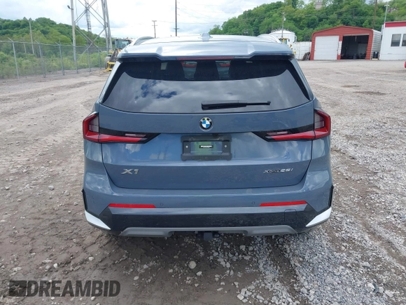 2023 BMW X1 xDrive28i z VIN WBX73EF06P5W75006, wystawiony jako IAAI lot #42235317 z przebiegiem 22 890 mil mil oraz . Historia ofert i sprzedaży dostępna na DreamBid. Obrazek 17.