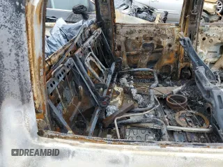 2015 GMC Sierra 3500HD Denali z VIN 1GT424E86FF592155, wystawiony jako Copart lot #38358354 z przebiegiem Nie podano mil oraz Nie do naprawy • Non repairable. Historia ofert i sprzedaży dostępna na DreamBid. Obrazek 10.