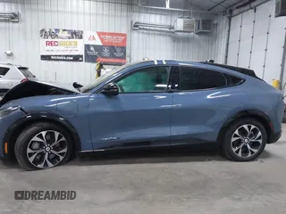 2023 Ford Mustang Mach-E Premium z VIN 3FMTK3SU7PMA77881, wystawiony jako IAAI lot #42277009 z przebiegiem Nie podano mil oraz . Historia ofert i sprzedaży dostępna na DreamBid. Obrazek 14.