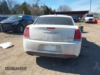 2019 Chrysler 300 with VIN 2C3CCABG0KH539581, listed as a IAAI auction lot 41652438 with 1 mi miles. Bid and sale history available at carsss.com. Image 16.