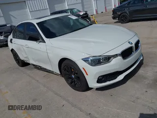 2018 BMW 3 Series 320i xDrive z VIN WBA8A3C55JA487018, wystawiony jako IAAI lot #42005192 z przebiegiem 76 161 mil mil oraz . Historia ofert i sprzedaży dostępna na DreamBid. Obrazek 1.