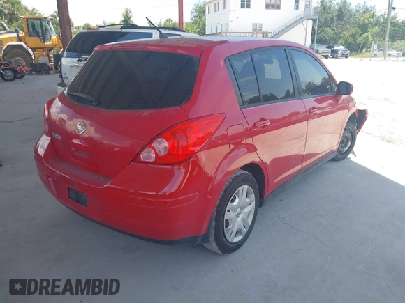 2011 Nissan Versa S z VIN 3N1BC1CP0BL505284, wystawiony jako IAAI lot #42375919 z przebiegiem 105 571 mil mil oraz . Historia ofert i sprzedaży dostępna na DreamBid. Obrazek 4.