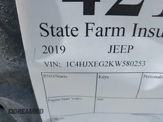 2019 Jeep Wrangler Unlimited Sahara z VIN 1C4HJXEG2KW580253, wystawiony jako IAAI lot #42147018 z przebiegiem 8394 mil mil oraz . Historia ofert i sprzedaży dostępna na DreamBid. Obrazek 9.