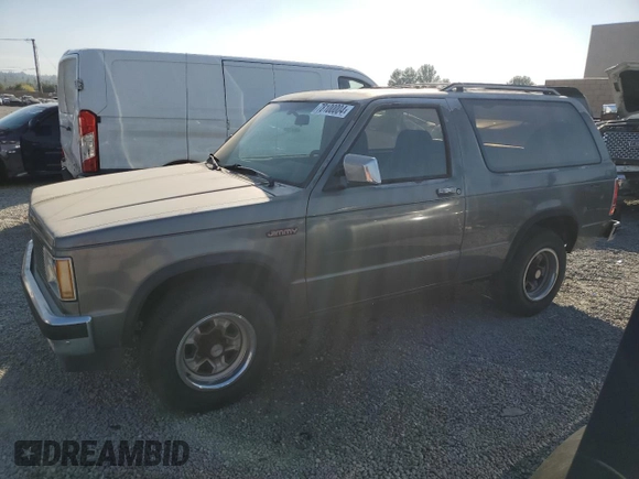 1988 GMC Jimmy z VIN 1GKCS18Z2J8541042, wystawiony jako Copart lot #78100004 z przebiegiem 199 916 mil mil oraz Czysty tytuł • Clean title. Historia ofert i sprzedaży dostępna na DreamBid. Obrazek 1.