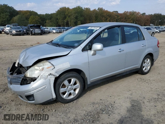 2007 Nissan Versa SL z VIN 3N1BC11EX7L454398, wystawiony jako Copart lot #78073444 z przebiegiem 94 568 mil mil oraz Szkoda całkowita • Salvage title. Historia ofert i sprzedaży dostępna na DreamBid. Obrazek 1.