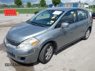 2009 Nissan Versa S z VIN 3N1BC13E79L500110, wystawiony jako IAAI lot #42128174 z przebiegiem 129 742 mil mil oraz . Historia ofert i sprzedaży dostępna na DreamBid. Obrazek 2.