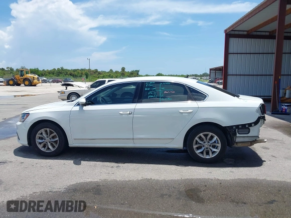 2016 Volkswagen Passat S z VIN 1VWAT7A33GC056162, wystawiony jako IAAI lot #42476725 z przebiegiem 88 872 mil mil oraz . Historia ofert i sprzedaży dostępna na DreamBid. Obrazek 15.