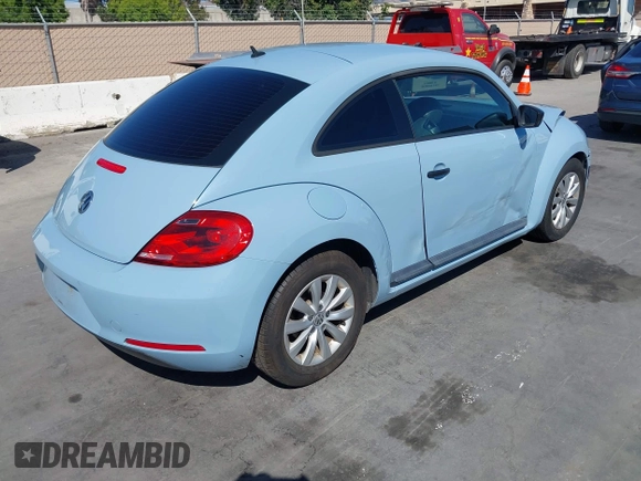 2015 Volkswagen Beetle Fleet Edition z VIN 3VWF17AT6FM639589, wystawiony jako IAAI lot #42538753 z przebiegiem 104 935 mil mil oraz . Historia ofert i sprzedaży dostępna na DreamBid. Obrazek 4.