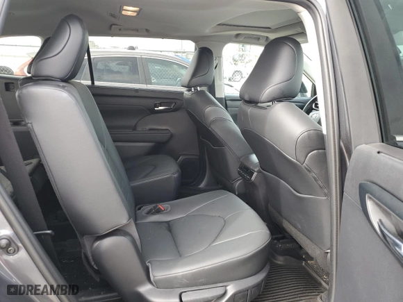 2020 Toyota Highlander XLE with VIN 5TDGZRBH9LS517682, listed as a Copart auction lot 47233105 with 28,205 mi miles and Salvage Title. Bid and sale history available at carsss.com. Image 11.