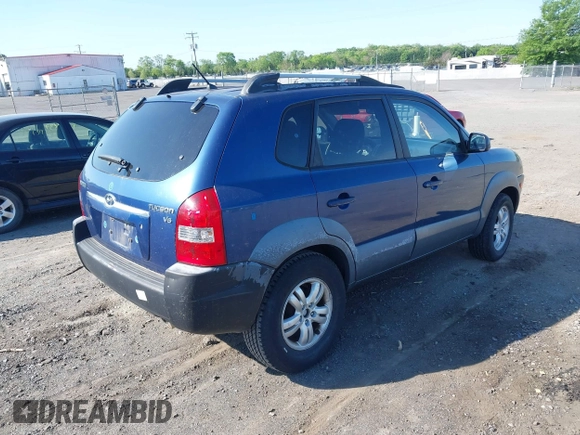 2008 Hyundai Tucson SE with VIN KM8JN12D48U860172, listed as a IAAI auction lot 42152650 with 220,573 mi miles. Bid and sale history available at carsss.com. Image 4.