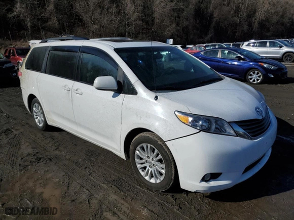 2013 Toyota Sienna XLE AAS with VIN 5TDYK3DC2DS379699, listed as a Copart auction lot 47122435 with 220,139 mi miles and Salvage Title. Bid and sale history available at carsss.com. Image 4.