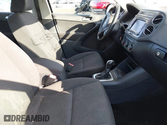 2015 Volkswagen Tiguan SE z VIN WVGAV7AX2FW593453, wystawiony jako IAAI lot #41658359 z przebiegiem 159 619 mil mil oraz . Historia ofert i sprzedaży dostępna na DreamBid. Obrazek 5.