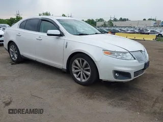 2011 Lincoln MKS z VIN 1LNHL9ER9BG614881, wystawiony jako IAAI lot #42473587 z przebiegiem 146 605 mil mil oraz . Historia ofert i sprzedaży dostępna na DreamBid. Obrazek 1.