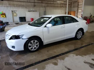 2011 Toyota Camry LE z VIN 4T1BF3EK8BU746108, wystawiony jako Copart lot #57779875 z przebiegiem 142 084 mil mil oraz Szkoda całkowita • Salvage title. Historia ofert i sprzedaży dostępna na DreamBid. Obrazek 1.