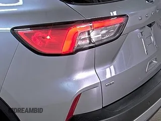 2022 Ford Escape SE z VIN 1FMCU0G61NUB33373, wystawiony jako IAAI lot #42791529 z przebiegiem 56 067 mil mil oraz . Historia ofert i sprzedaży dostępna na DreamBid. Obrazek 5.