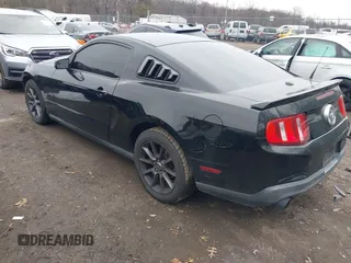 2012 Ford Mustang Premium z VIN 1ZVBP8AM1C5216285, wystawiony jako IAAI lot #41191304 z przebiegiem 190 290 mil mil oraz . Historia ofert i sprzedaży dostępna na DreamBid. Obrazek 3.