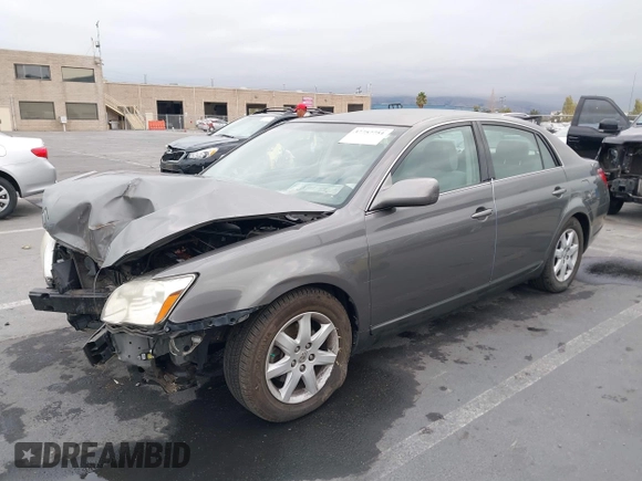 2007 Toyota Avalon XL z VIN 4T1BK36B97U185001, wystawiony jako IAAI lot #39698759 z przebiegiem 132 230 mil mil oraz . Historia ofert i sprzedaży dostępna na DreamBid. Obrazek 2.
