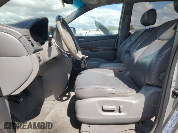 2004 Toyota Sienna XLE z VIN 5TDZA22C54S156657, wystawiony jako Copart lot #56952295 z przebiegiem 217 176 mil mil oraz Czysty tytuł • Clean title. Historia ofert i sprzedaży dostępna na DreamBid. Obrazek 7.