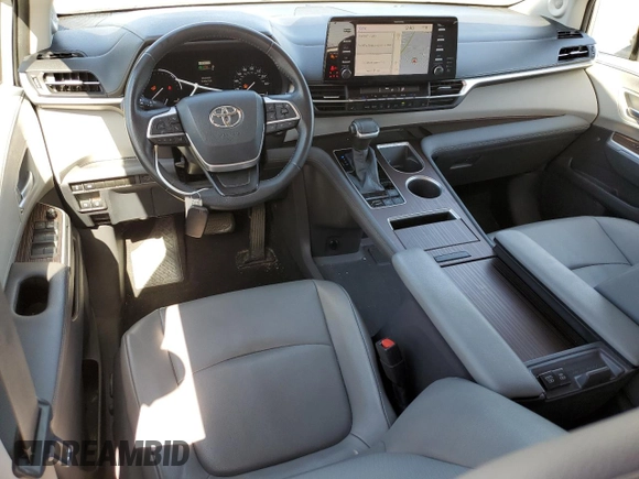 2021 Toyota Sienna XLE z VIN 5TDJRKEC8MS058563, wystawiony jako Copart lot #56932015 z przebiegiem 57 319 mil mil oraz Szkoda całkowita • Salvage title. Historia ofert i sprzedaży dostępna na DreamBid. Obrazek 8.