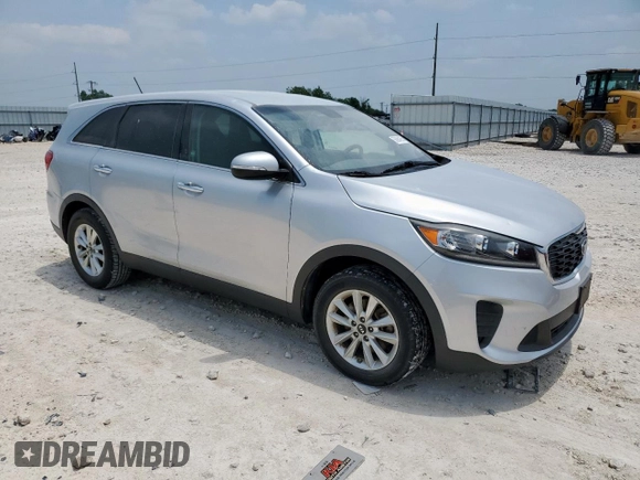 2019 Kia Sorento LX z VIN 5XYPG4A5XKG558737, wystawiony jako Copart lot #56864265 z przebiegiem 99 633 mil mil oraz Czysty tytuł • Clean title. Historia ofert i sprzedaży dostępna na DreamBid. Obrazek 4.