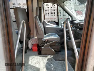 2019 Ford Transit z VIN 1FDES8PM6KKA24684, wystawiony jako Copart lot #58861745 z przebiegiem 67 564 mil mil oraz Szkoda całkowita • Salvage title. Historia ofert i sprzedaży dostępna na DreamBid. Obrazek 11.