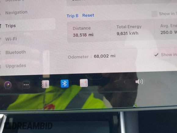 2020 Tesla Model 3 Long Range z VIN 5YJ3E1EB5LF801592, wystawiony jako IAAI lot #42096859 z przebiegiem 68 002 mil mil oraz . Historia ofert i sprzedaży dostępna na DreamBid. Obrazek 7.