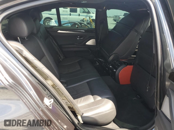 2016 BMW M5 z VIN WBSFV9C58GD595621, wystawiony jako Copart lot #54218185 z przebiegiem Nie podano mil oraz Czysty tytuł • Clean title. Historia ofert i sprzedaży dostępna na DreamBid. Obrazek 10.