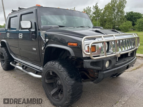 2005 Hummer H2 SUT z VIN 5GRGN22U15H123289, wystawiony jako Copart lot #55254575 z przebiegiem 161 105 mil mil oraz Tytuł czysty. Historia ofert i sprzedaży dostępna na DreamBid. Obrazek 1.