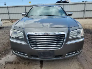 2011 Chrysler 300 Limited z VIN 2C3CA5CGXBH598486, wystawiony jako Copart lot #53387105 z przebiegiem 136 927 mil mil oraz Czysty tytuł • Clean title. Historia ofert i sprzedaży dostępna na DreamBid. Obrazek 5.