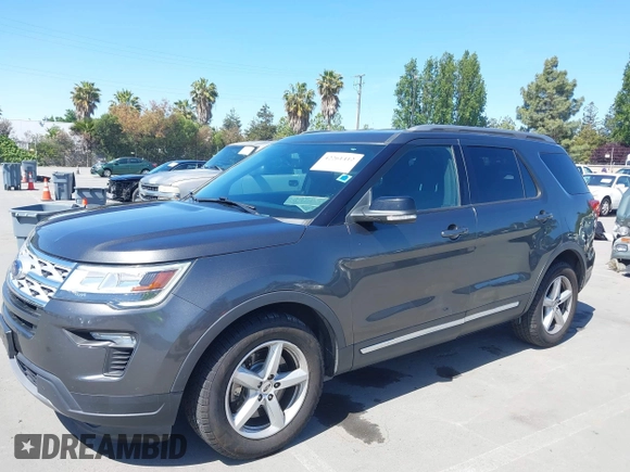 2018 Ford Explorer XLT z VIN 1FM5K7D85JGC55627, wystawiony jako IAAI lot #42261412 z przebiegiem 133 125 mil mil oraz . Historia ofert i sprzedaży dostępna na DreamBid. Obrazek 6.