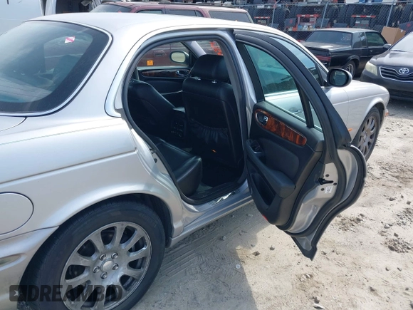 2004 Jaguar XJ 8 z VIN SAJWA71C24SG32778, wystawiony jako IAAI lot #42265164 z przebiegiem 155 872 mil mil oraz . Historia ofert i sprzedaży dostępna na DreamBid. Obrazek 8.