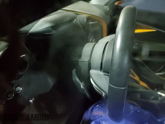 2018 McLaren 720S z VIN SBM14DCA1JW000230, wystawiony jako Copart lot #44311435 z przebiegiem Nie podano mil oraz Tytuł czysty. Historia ofert i sprzedaży dostępna na DreamBid. Obrazek 9.