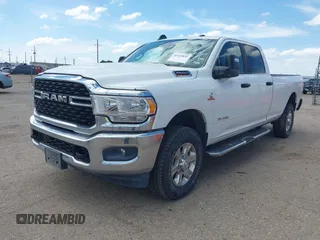 2024 Ram 2500 Big Horn z VIN 3C6UR5JL4RG340524, wystawiony jako IAAI lot #42423835 z przebiegiem 8 690 mil mil oraz . Historia ofert i sprzedaży dostępna na DreamBid. Obrazek 18.