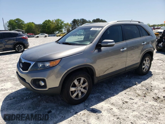 2013 Kia Sorento LX z VIN 5XYKT3A6XDG408459, wystawiony jako Copart lot #52556785 z przebiegiem 195 680 mil mil oraz Szkoda całkowita • Salvage title. Historia ofert i sprzedaży dostępna na DreamBid. Obrazek 1.