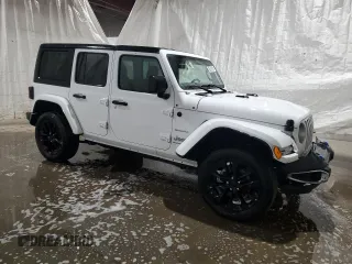 2023 Jeep Wrangler Sahara z VIN 1C4JJXP61PW696072, wystawiony jako Copart lot #57859545 z przebiegiem 42 136 mil mil oraz Czysty tytuł • Clean title. Historia ofert i sprzedaży dostępna na DreamBid. Obrazek 4.