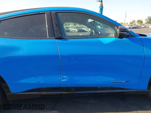 2022 Ford Mustang Mach-E Premium z VIN 3FMTK3R74NMA19496, wystawiony jako IAAI lot #42519774 z przebiegiem 19 880 mil mil oraz . Historia ofert i sprzedaży dostępna na DreamBid. Obrazek 13.