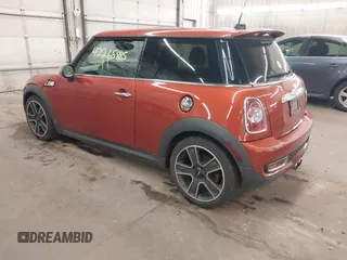 2013 MINI Hardtop S z VIN WMWSV3C56DT476032, wystawiony jako IAAI lot #42265885 z przebiegiem 120 188 mil mil oraz . Historia ofert i sprzedaży dostępna na DreamBid. Obrazek 3.