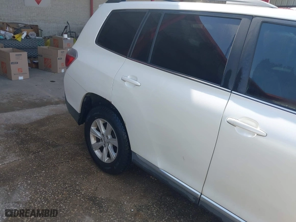 2011 Toyota Highlander with VIN 5TDZK3EH7BS025463, listed as a IAAI auction lot 41944831 with 230,541 mi miles. Bid and sale history available at carsss.com. Image 6.
