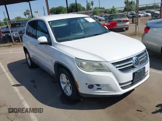 2011 Volkswagen Tiguan SEL w/Premium Navi z VIN WVGAV7AX0BW556329, wystawiony jako IAAI lot #42392821 z przebiegiem 153 823 mil mil oraz . Historia ofert i sprzedaży dostępna na DreamBid. Obrazek 1.
