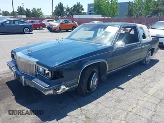 1986 Cadillac DeVille z VIN 1G6CD4783G4204155, wystawiony jako IAAI lot #42229194 z przebiegiem 131 360 mil mil oraz . Historia ofert i sprzedaży dostępna na DreamBid. Obrazek 17.