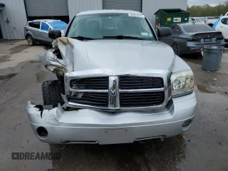 2005 Dodge Dakota Laramie z VIN 1D7HW58N95S200293, wystawiony jako Copart lot #56053075 z przebiegiem 104 769 mil mil oraz Szkody całkowita. Historia ofert i sprzedaży dostępna na DreamBid. Obrazek 5.
