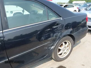 2003 Toyota Camry LE z VIN 4T1BE30KX3U197331, wystawiony jako IAAI lot #42298164 z przebiegiem 248 008 mil mil oraz . Historia ofert i sprzedaży dostępna na DreamBid. Obrazek 6.