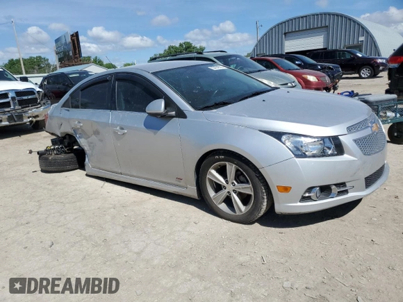 2014 Chevrolet Cruze 2LT z VIN 1G1PE5SB3E7417065, wystawiony jako Copart lot #55464935 z przebiegiem 60 720 mil mil oraz Szkoda całkowita • Salvage title. Historia ofert i sprzedaży dostępna na DreamBid. Obrazek 4.