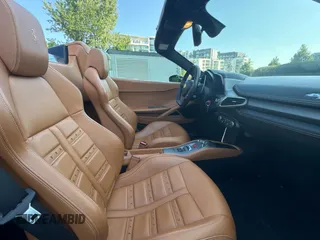 2015 Ferrari 458 Italia z VIN ZFF68NHA2F0205777, wystawiony jako Copart lot #70383224 z przebiegiem 48 939 mil mil oraz . Historia ofert i sprzedaży dostępna na DreamBid. Obrazek 5.