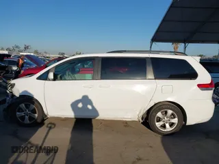 2014 Toyota Sienna LE AAS z VIN 5TDKK3DC9ES460142, wystawiony jako IAAI lot #42140187 z przebiegiem 150 616 mil mil oraz . Historia ofert i sprzedaży dostępna na DreamBid. Obrazek 15.