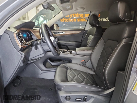 2025 Volkswagen Atlas SE with VIN 1V2HR2CA4SC521845, listed as a Copart auction lot 64470895 with 10,696 mi miles and Clean title. Bid and sale history available at DreamBid. Image 7.