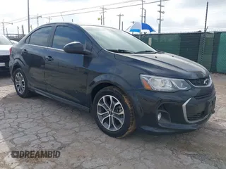 2019 Chevrolet Sonic LT z VIN 1G1JD5SB1K4142513, wystawiony jako IAAI lot #42401002 z przebiegiem 71 159 mil mil oraz . Historia ofert i sprzedaży dostępna na DreamBid. Obrazek 1.
