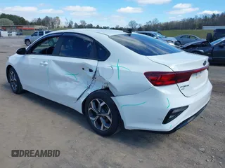 2020 Kia Forte LXS z VIN 3KPF24AD6LE252277, wystawiony jako IAAI lot #41813655 z przebiegiem 61 919 mil mil oraz . Historia ofert i sprzedaży dostępna na DreamBid. Obrazek 3.