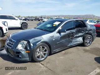2008 Cadillac STS RWD z VIN 1G6DW67V980103498, wystawiony jako IAAI lot #41950340 z przebiegiem 92 859 mil mil oraz . Historia ofert i sprzedaży dostępna na DreamBid. Obrazek 2.