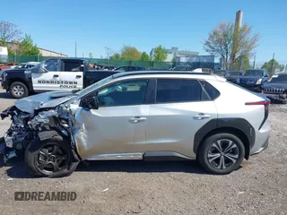 2024 Toyota bZ4X XLE z VIN JTMABACA3RA087070, wystawiony jako IAAI lot #42135035 z przebiegiem 17 498 mil mil oraz . Historia ofert i sprzedaży dostępna na DreamBid. Obrazek 14.